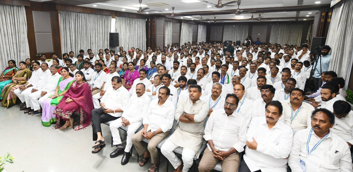 YSRCParty's tweet photo. తాడేపల్లిలోని వైయస్ఆర్ సీపీ కేంద్ర కార్యాలయంలో గ్రేటర్‌ విశాఖకి చెందిన మాజీ ప్రజా ప్రతినిధులు, సీనియర్‌ నేతలు, నాయకులు, కార్యకర్తలతో వైయస్ జగన్ గారు సమావేశం 

గ్రేటర్‌ విశాఖలో స్థానిక సమస్యలు, పార్టీ అభివృద్ధితో పాటు పలు అంశాలపై ఈ సమావేశంలో చర్చించిన వైయస్ జగన్ గారు https://t.co/O2IvqHlNOO
