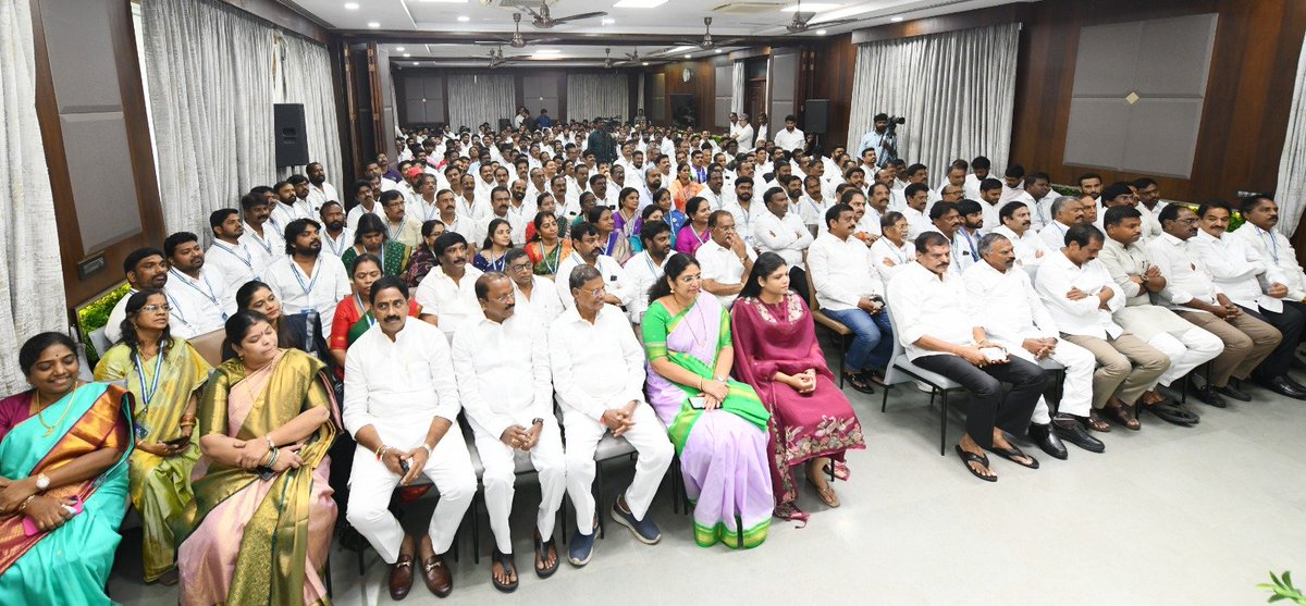 YSRCParty's tweet photo. తాడేపల్లిలోని వైయస్ఆర్ సీపీ కేంద్ర కార్యాలయంలో గ్రేటర్‌ విశాఖకి చెందిన మాజీ ప్రజా ప్రతినిధులు, సీనియర్‌ నేతలు, నాయకులు, కార్యకర్తలతో వైయస్ జగన్ గారు సమావేశం 

గ్రేటర్‌ విశాఖలో స్థానిక సమస్యలు, పార్టీ అభివృద్ధితో పాటు పలు అంశాలపై ఈ సమావేశంలో చర్చించిన వైయస్ జగన్ గారు https://t.co/O2IvqHlNOO