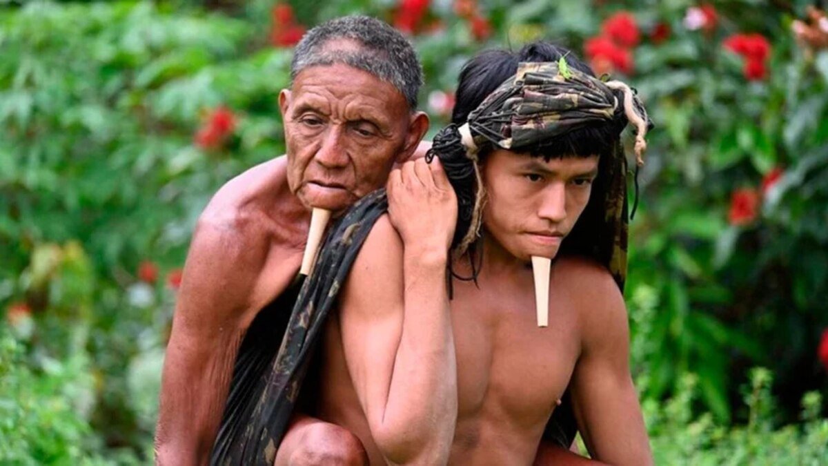 tresmasciento's tweet photo. 🔴 La foto que hizo llorar al mundo del web: un joven aborigen de la Patagonia carga 1.200 km con su abuelo, español nacionalizado de Cáceres, hasta el consulado en Buenos Aires para votar al PSOE. https://t.co/EDz3pwqhY7