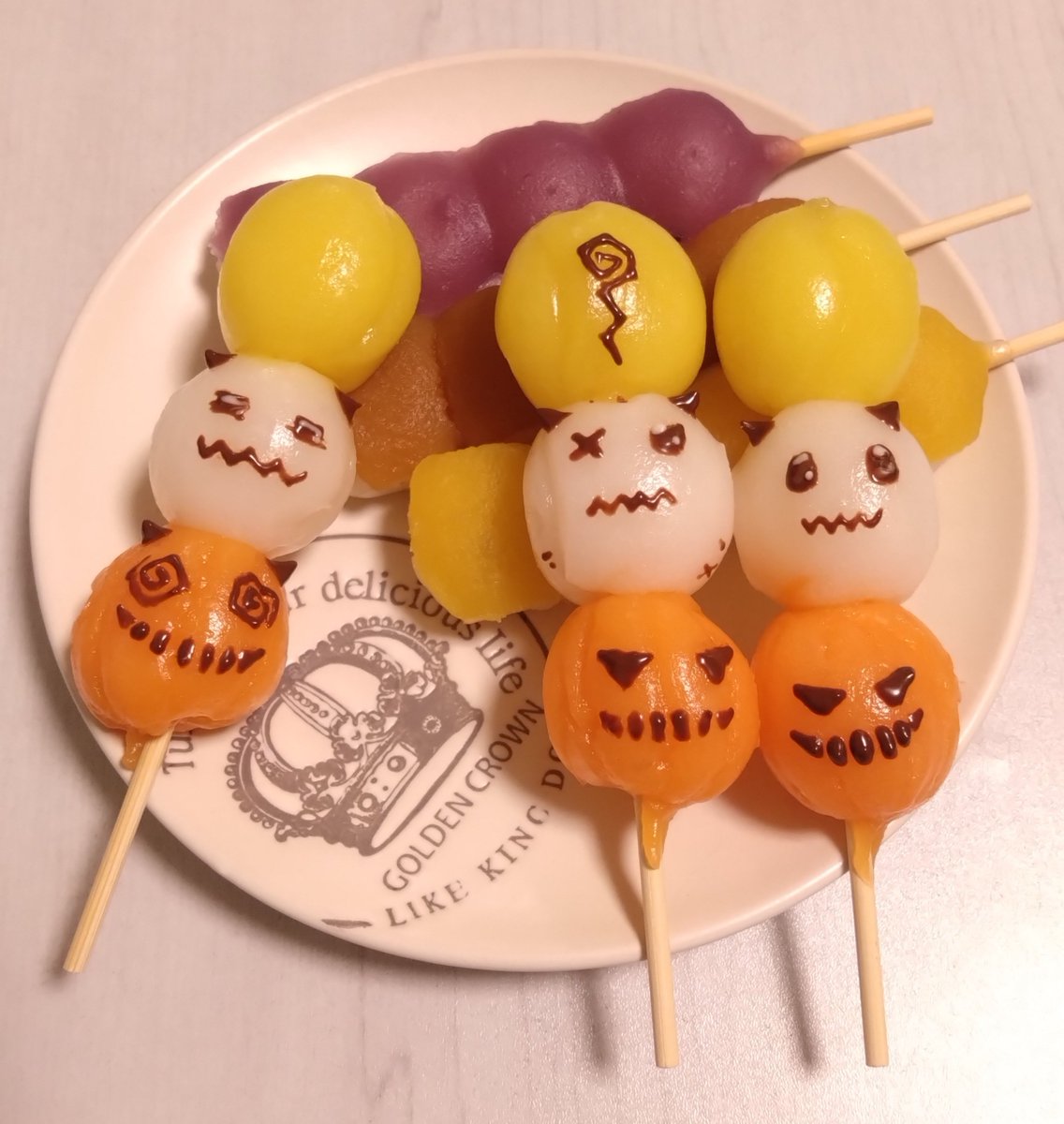 uryu_fragment's tweet photo. 🌝秋のお団子🎃

月のとこも顔描くか描かないか問題で、上手いこと収まりました😵‍💫

#王ドロボウJING
#王ドロボウJING製菓部 https://t.co/mm8FQ5MGgM