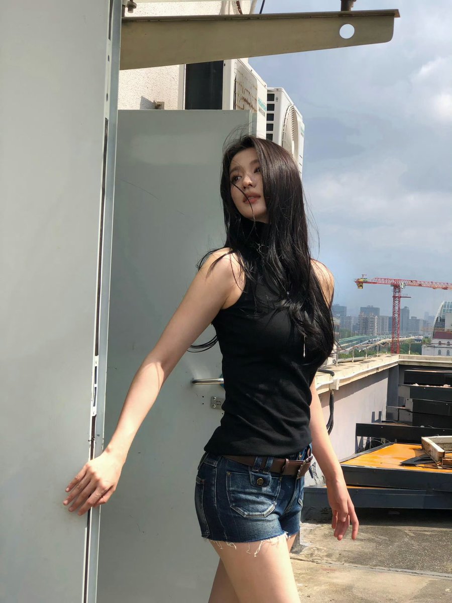 churanzip's tweet photo. 📷 260923 | Wang Churan xiaohongshu update (2/2)

Chuan Style 🖤

Up where the clouds are closest

#WangChuran #王楚然 https://t.co/0Fk2exainK