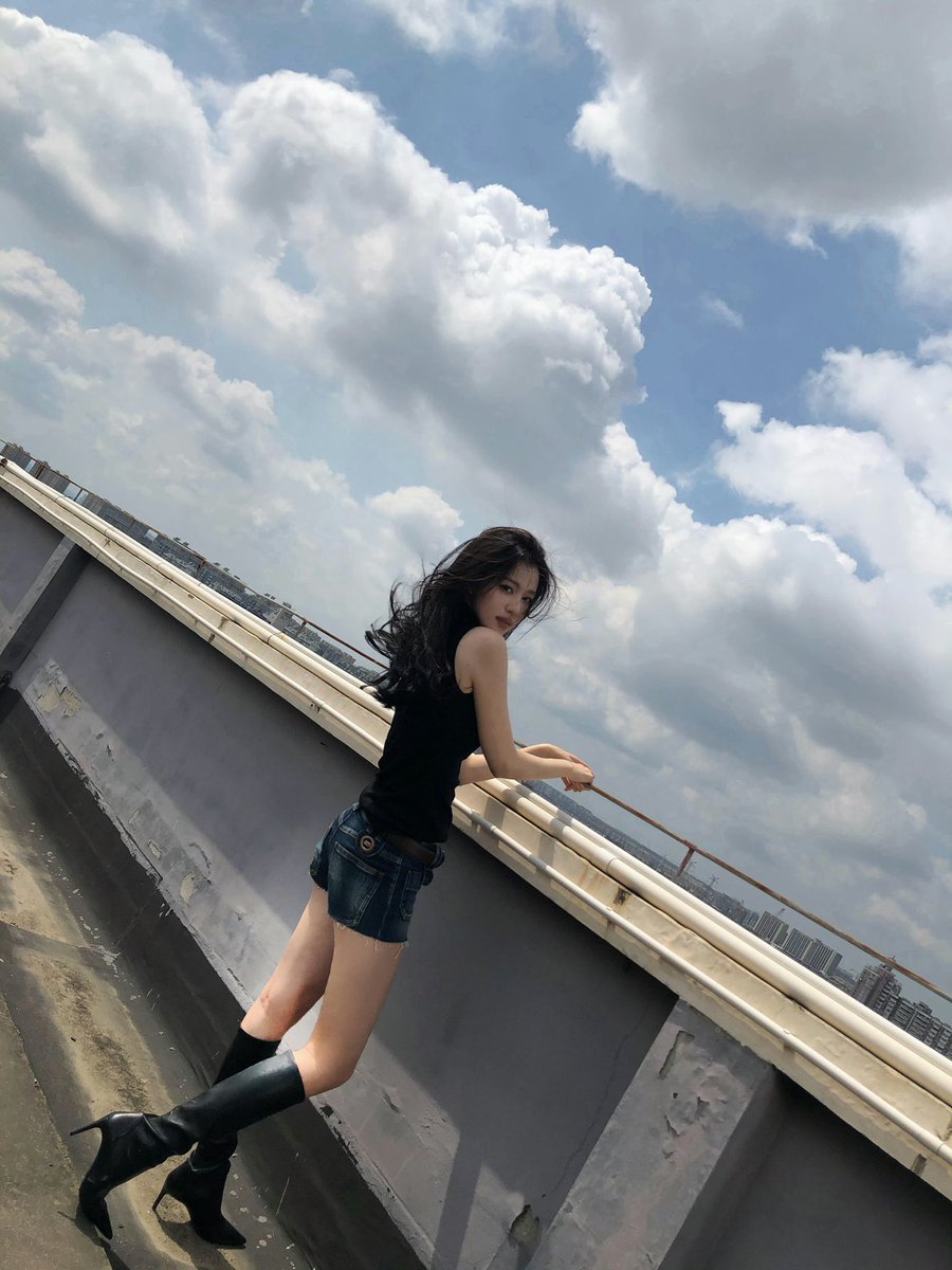 churanzip's tweet photo. 📷 260923 | Wang Churan xiaohongshu update (2/2)

Chuan Style 🖤

Up where the clouds are closest

#WangChuran #王楚然 https://t.co/0Fk2exainK