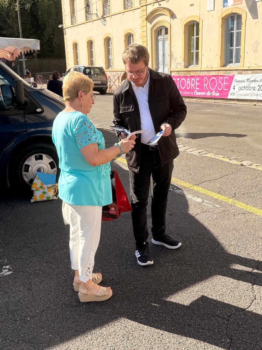 jllacapelle's tweet photo. Accueil toujours aussi chaleureux sur le marché de Malesherbes #5circoLoiret.
Le prix du carburant et le pouvoir d’achat au cœur des préoccupations des français. 
Combien de temps faut-il au gouvernement pour comprendre que la baisse de la TVA de 20% à 5,5% est une urgence absolue !
2027, la renaissance 🇫🇷
@VirgilFacchini