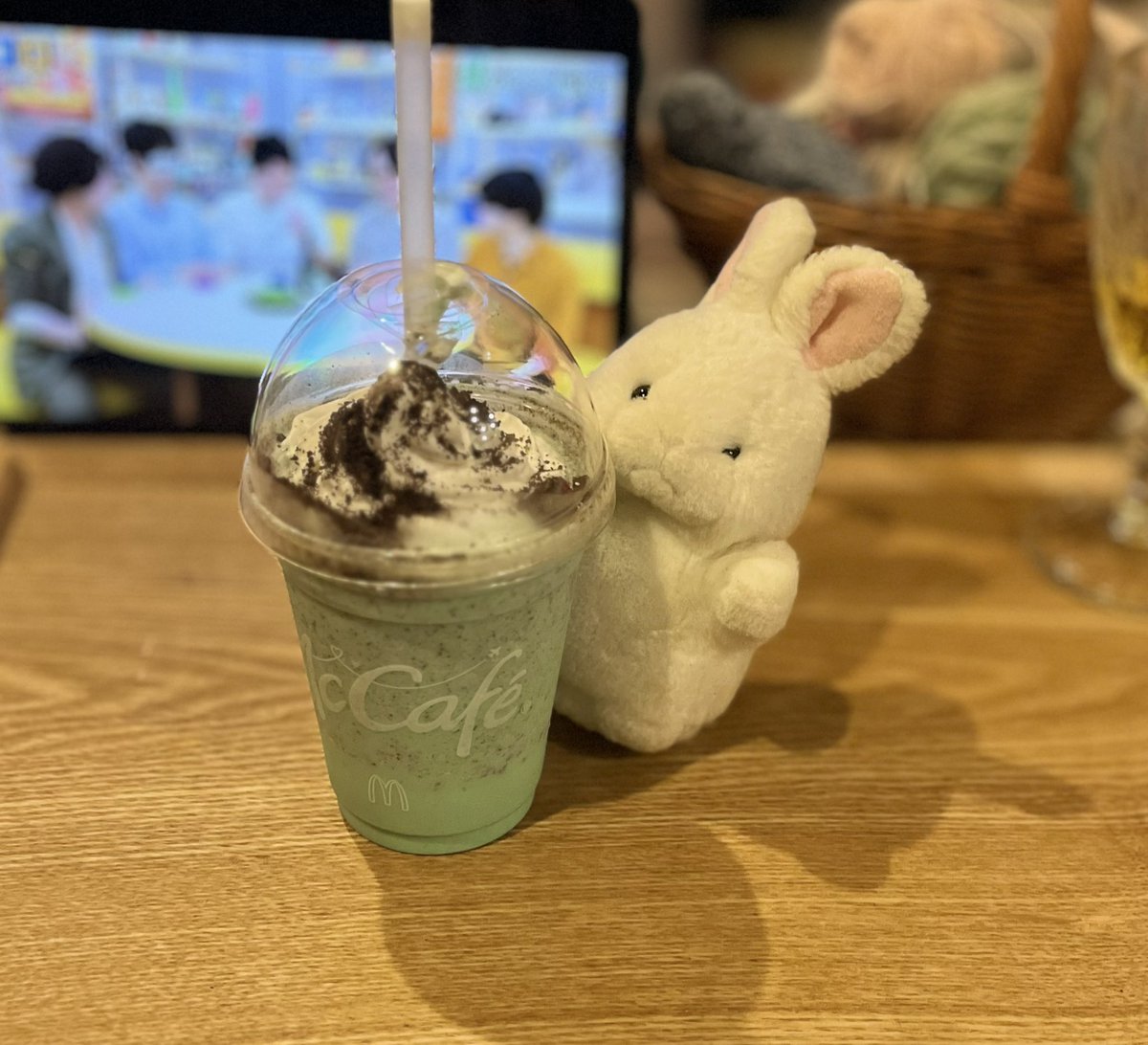 usatan0141's tweet photo. チョコミントフラッペだよ、うたたん https://t.co/YvewMwrpYD