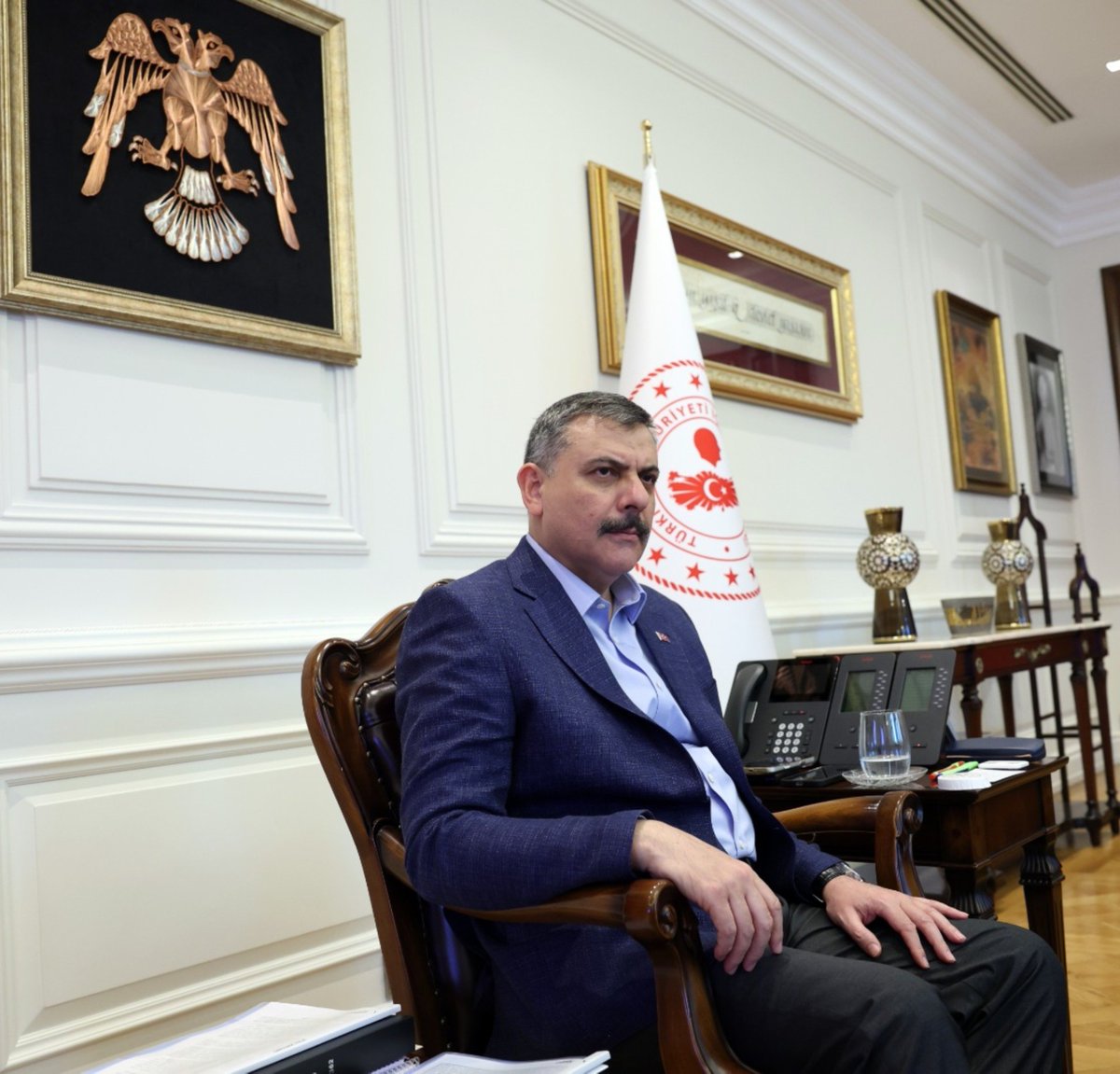 haciykk's tweet photo. İçişleri Bakanı Mustafa Çiftçi, yeni atanan Emniyet Genel Müdür Yardımcıları ve İl Emniyet Müdürleri ile bir araya geldi.

Bakan Çiftçi, emniyet müdürlerine 10 talimat verdi:

1. İlk otuz gün içinde şehrin huzur ve risk haritasını çıkararak personeli, devriyeleri ve operasyonları bu tabloya göre planlayacaksınız.
2. Yeni nesil suç örgütlerine ve uyuşturucuya karşı, arz zincirini ve arkasındaki yapıyı kaynağında kurutarak tavizsiz müdahale edeceksiniz.
3. Sokaktaki suçun dijital izini ve dijital tehdidin sokaktaki karşılığını takip etmek için sokağı ve dijital dünyayı birlikte yöneteceksiniz.
4. Okul güvenliği başta olmak üzere riskli mahalleleri, çarşıyı ve sokakları yakından takip ederek sürekli sahada ve vatandaşla temas halinde olacaksınız.
5. Mağdurun yanında devletin gücünü ve şefkatini hissettirerek kadına, aileye, çocuklara karşı suçlarda ve kayıp vakalarında hiçbir ihmale müsaade etmeyeceksiniz.
6. Suçla mücadelede şartlar ne olursa olsun bütün gücü hukuktan alacak; ölçüsüz güce, kötü muameleye ve keyfiliğe asla yer vermeyeceksiniz.
7. Personelinize sahip çıkacak, çalışma şartlarını ve sorunlarını takip edecek, usulsüzlüğe ve disiplinsizliğe asla izin vermeyeceksiniz.
8. Valiler ve kaymakamlar koordinesinde; emniyet, jandarma, adli ve diğer kurumlarla kesintisiz bir ortak güvenlik aklı ve koordinasyon kuracaksınız.
9. Başarıyı sadece operasyon sayısıyla değil; suçun azalması ve vatandaşın kendisini güvende hissetmesiyle ölçeceksiniz.
10. Güvenlik iletişimini etkin yöneterek bilgi boşluğunu söylentiye, manipülasyona ve dezenformasyona bırakmayacaksınız.