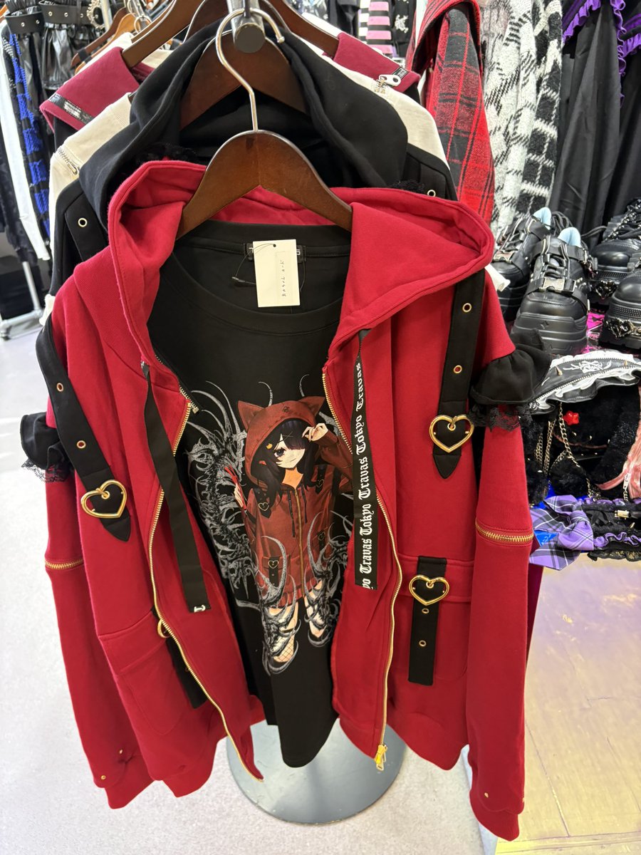 perotan916's tweet photo. 服を買いにトラバスに行ったけどお目当てがだいぶ昔のやつで無かったので、写真だけ撮って帰還🥲 https://t.co/0laIWu7SbV