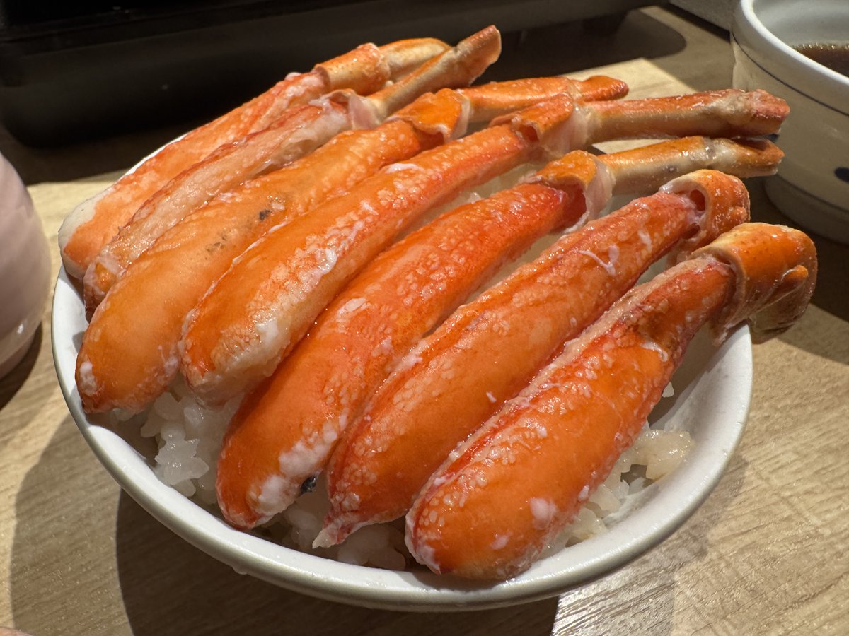 kudo_pon's tweet photo. 東京に一店舗だけある「高級しゃぶ葉」を全人類に知ってほしいから何度でも伝え続けたい。

ここだけ黒毛和牛とカニが食べ放題！ カニはカニでも、生の本ずわい蟹のプリプリ食感と旨味が極めて上質なもの。しかも酒もプレミアムな銘柄が多数用意されていて飲み放題可能。

黒毛和牛でカニを包んでしゃぶしゃぶするとハンパなくキャパいしドパる！ かにをガッツリ大量にしゃぶしゃぶしてオンザライスにして「かに丼」にして食べても最高オブ最高でし、蟹だらけの超パないレートの高さに感動。店内の雰囲気も「和」な感じで居心地よし！

ここね、何がステキかって、普段のちょっとした贅沢としてフラッと気軽に行ける点なんですよ。少しリッチな価格だけど、高級レストランに行ったり旅行に行くほど高くないし、むしろ格安。しかも食べ放題だから満足できるまで黒毛和牛とカニを食べまくれる。

それと、店員さんの接客クオリティも高い気がした。いや、しゃぶ葉はどの店舗もいい感じの優しい接客だが、高級しゃぶ葉はホスピタリティとフレンドリーと「お客さん目線での対話」を強く感じた。最高オブ最高。

ちなみに高級しゃぶ葉、東京は銀座に店舗があり、大阪にも心斎橋に一店舗だけある。高級しゃぶ葉、最高でしかない。

うまい、うますぎる！