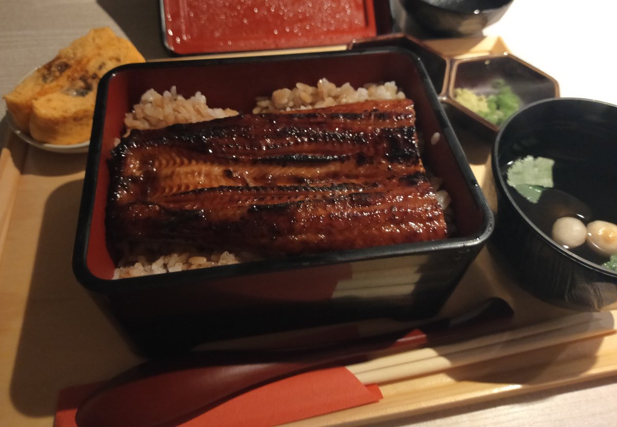 uchi47_ura's tweet photo. 浜松といえばやっぱり鰻！
たまたま見つけたお店がとても雰囲気がよくて、鰻も肉厚でめっちゃ美味しかった✨
これだけ贅沢なのに、お値段もリーズナブルで大満足！
いいお店を開拓できました😊 https://t.co/c9rri0TQf5