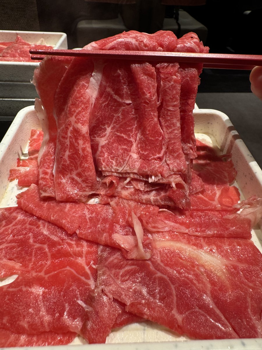 kudo_pon's tweet photo. 東京に一店舗だけある「高級しゃぶ葉」を全人類に知ってほしいから何度でも伝え続けたい。

ここだけ黒毛和牛とカニが食べ放題！ カニはカニでも、生の本ずわい蟹のプリプリ食感と旨味が極めて上質なもの。しかも酒もプレミアムな銘柄が多数用意されていて飲み放題可能。

黒毛和牛でカニを包んでしゃぶしゃぶするとハンパなくキャパいしドパる！ かにをガッツリ大量にしゃぶしゃぶしてオンザライスにして「かに丼」にして食べても最高オブ最高でし、蟹だらけの超パないレートの高さに感動。店内の雰囲気も「和」な感じで居心地よし！

ここね、何がステキかって、普段のちょっとした贅沢としてフラッと気軽に行ける点なんですよ。少しリッチな価格だけど、高級レストランに行ったり旅行に行くほど高くないし、むしろ格安。しかも食べ放題だから満足できるまで黒毛和牛とカニを食べまくれる。

それと、店員さんの接客クオリティも高い気がした。いや、しゃぶ葉はどの店舗もいい感じの優しい接客だが、高級しゃぶ葉はホスピタリティとフレンドリーと「お客さん目線での対話」を強く感じた。最高オブ最高。

ちなみに高級しゃぶ葉、東京は銀座に店舗があり、大阪にも心斎橋に一店舗だけある。高級しゃぶ葉、最高でしかない。

うまい、うますぎる！