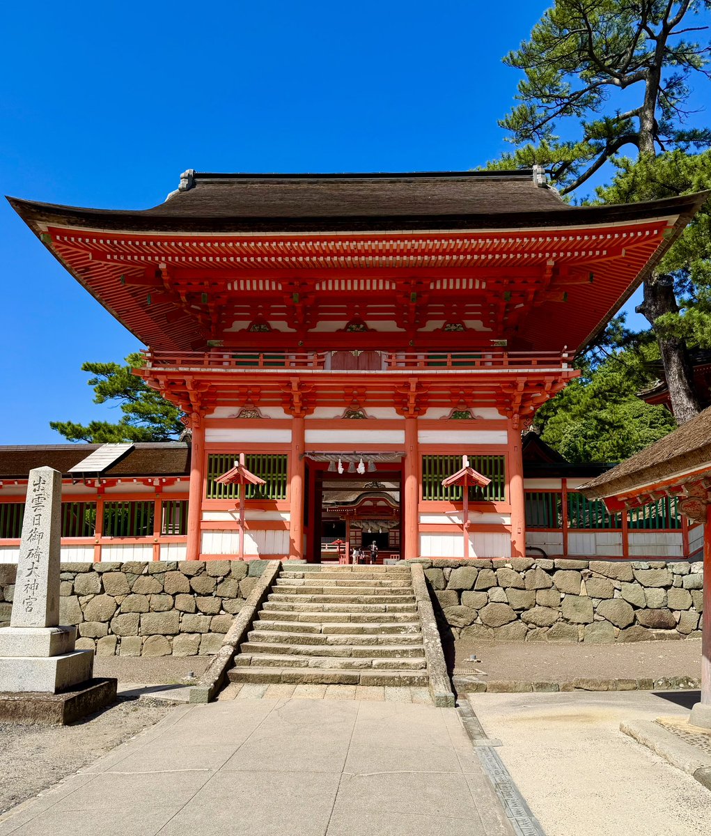 hiroe820's tweet photo. 《日御碕神社に参拝》
出雲大社のあとは日御碕神社へ参拝してきました⛩️

伊勢神宮が「日本の昼」を守る神社なら、こちらは「日本の夜」を守る神社です🌙

日御碕神社は、同じ境内に下の宮「日沈宮」と、上の宮「神の宮」の二社があるのが特徴です。上下二社をあわせて『日御碕神社』と呼びます✨

日が沈む岬に鎮座する「日沈宮」には『天照大御神』、その上の「神の宮」には『素盞嗚尊』が祀られています✨

日本の夜を守る神様ならば、夜のお仕事にもご加護がありそうだなと思ってお参りしました✨

朱塗りの社殿がとても鮮やかで、不思議なパワーを感じる神社でした！⛩️

#日御碕神社 #出雲 #島根県