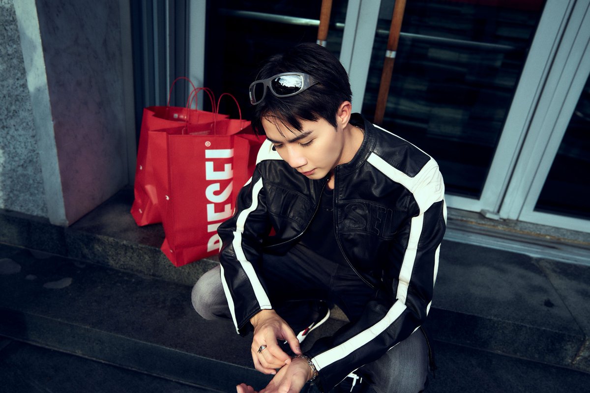 TheStoryNewsEnt's tweet photo. “ซี–พฤกษ์” ร่วมชมแฟชั่นโชว์ DIESEL เปิดตัวคอลเลกชั่นสปริง ซัมเมอร์ 2027 ณ กรุงมิลาน ประเทศอิตาลี

อ่านต่อ : https://t.co/Teix6eDY6B

#DieselSpringSummer27 #DieselZeePruk #DIESELxZEEPRUK #ZeePruk https://t.co/vOnmovHbDu