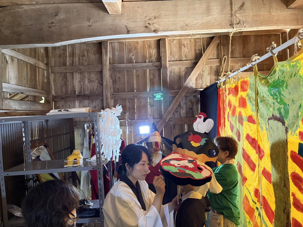 makinrock's tweet photo. 豊岡演劇祭『但東さいさい2026』
雨もなんとか持ちこたえて終演しました！野外での上演は自然とともにあることを実感します。山の神さまと主人公が対話するシーンがあるんですが、なぜかその場面だけ、幕裏に吹く風が毎回止むんです。神さまに見守られてるんだなぁ。ありがてゃあ、ありがてゃあ。 https://t.co/07MEb89krT