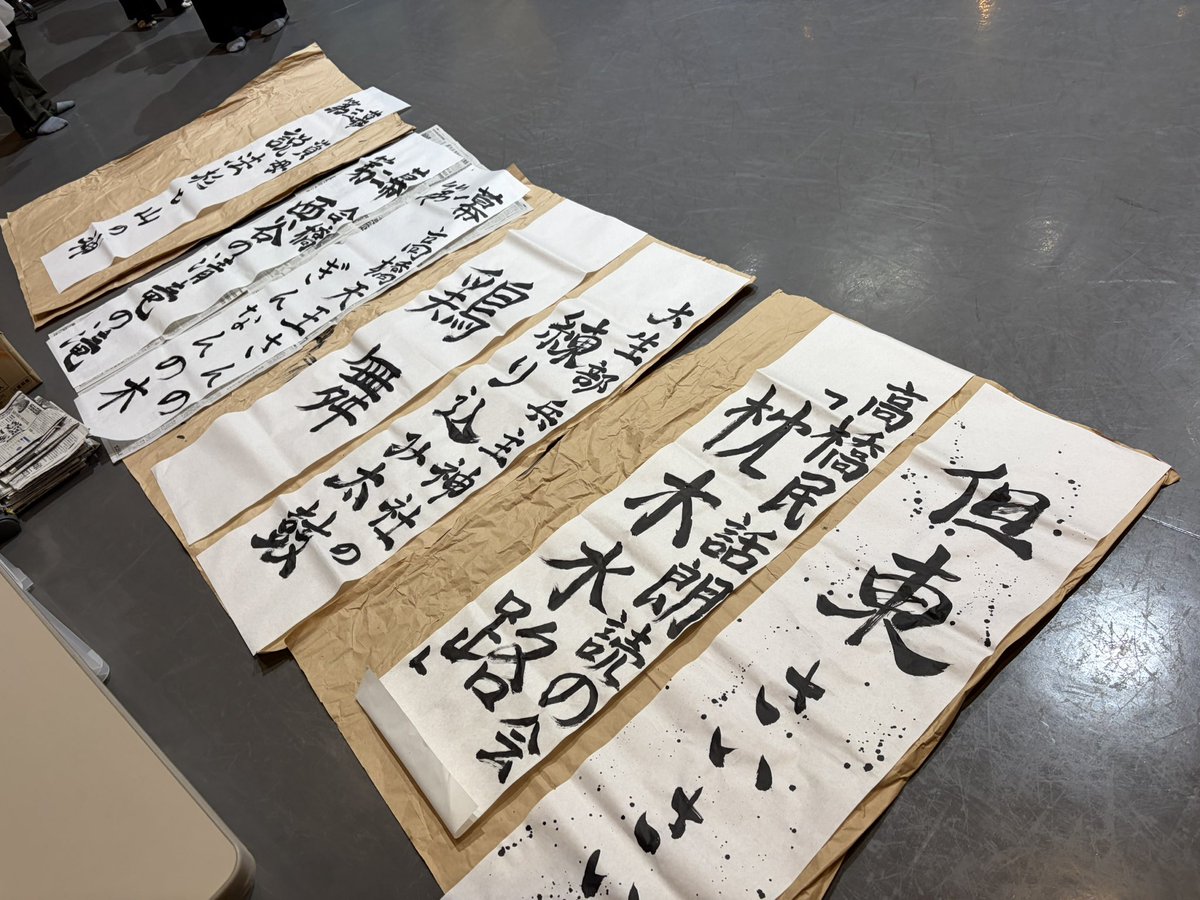 makinrock's tweet photo. 豊岡演劇祭『但東さいさい2026』
雨もなんとか持ちこたえて終演しました！野外での上演は自然とともにあることを実感します。山の神さまと主人公が対話するシーンがあるんですが、なぜかその場面だけ、幕裏に吹く風が毎回止むんです。神さまに見守られてるんだなぁ。ありがてゃあ、ありがてゃあ。 https://t.co/07MEb89krT