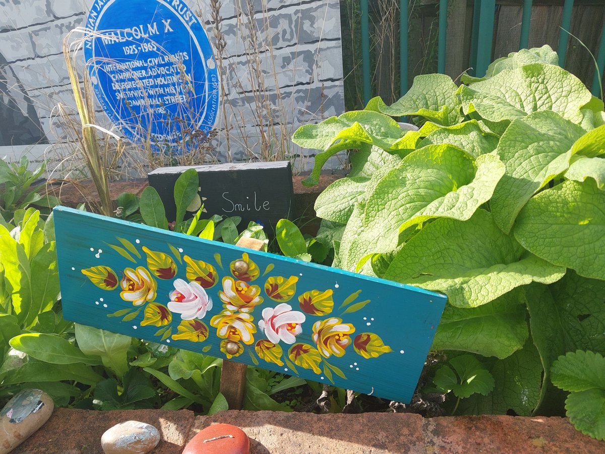 SmethwickWMP's tweet photo. 🌼Courtyard at Brasshouse 🌼
At Brasshouse, the enthusiasm from the Roses &amp; Castle workshops contributed to the development of a weekly art club 
@NSDT_Brasshouse https://t.co/QRQoz1p82s
