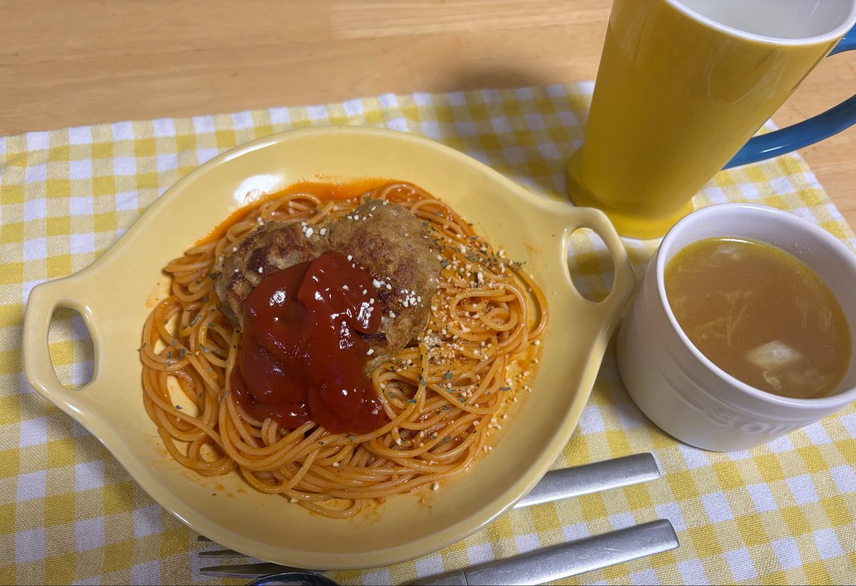 genki_yade_'s tweet photo. 米が息子で売り切れてしまい、ストックも連休で食べ尽くされしまっていた為、急遽ハンバーグに暗殺者のパスタを合わせました…🥺自家製玉ねぎスープも🧅🥣
#おもっちゃん家のおうちごはん https://t.co/IEVrfOxpGn
