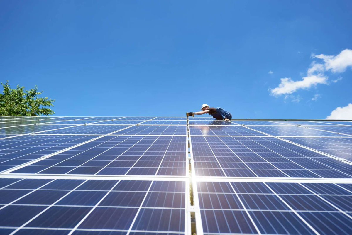 Greenreport_it's tweet photo. Ad agosto record storico di consumi elettrici in Italia (+16,5%), ma le rinnovabili crescono 4 volte più lentamente della domanda. E il governo tiene bloccati 13 GW di progetti già autorizzati. https://t.co/JmXr6WLWjD https://t.co/SlgzK67MfT