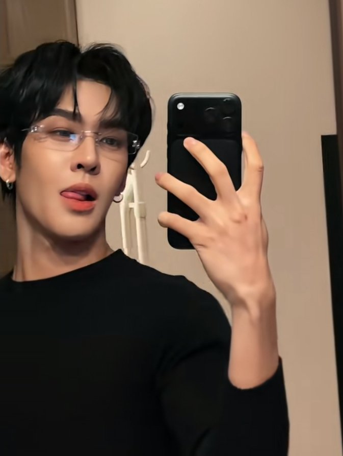 benzolyyy_'s tweet photo. เเฟนใครไม่รู้เเต่นี่พ่อผม🤸🏻‍♀️🕳️

#auautnp https://t.co/Kh3xHJF42H