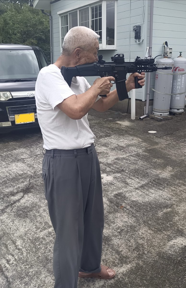 ReClass_No4's tweet photo. 台風後に実家の様子を確認しに戻った際に現役時、64式小銃までしか扱ったことしかなかった父に89式小銃をすっ飛ばして東京マルイの20式小銃持たせてみた。
「銃床の長さが変わるのか！この前の部分握れるのか。これは当たるぞって！」言ってた。 https://t.co/atGVf03cZ8