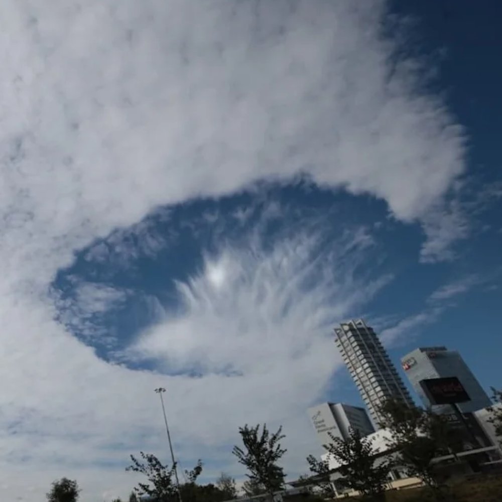 interesting_aIl's tweet photo. Scientists call this a “cavum”

These enormous holes can form when aircraft trigger supercooled droplets to freeze into ice crystals https://t.co/ab3cAfqcuv