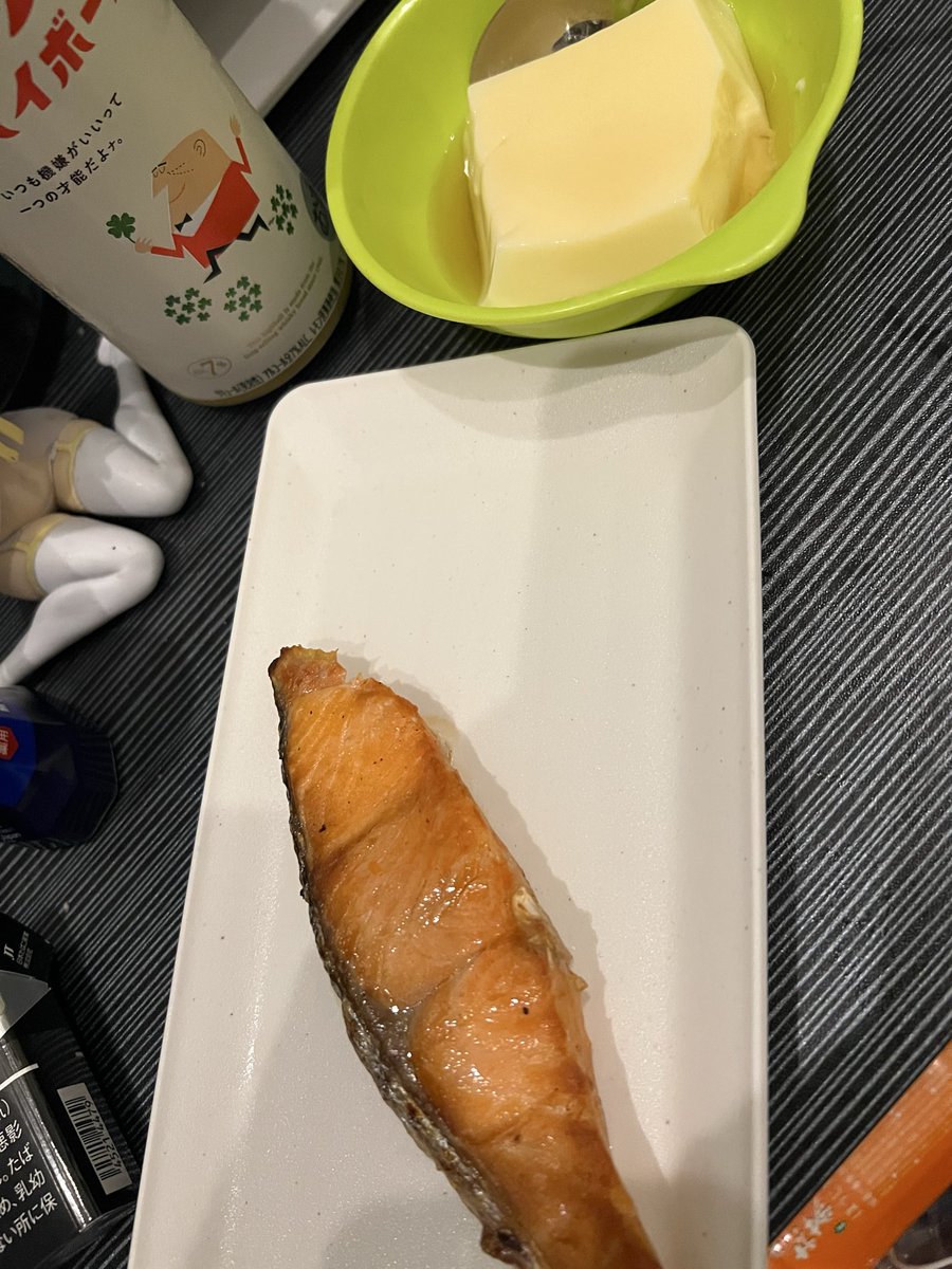 Atom1090Drums's tweet photo. 野郎の机ですまない
鮭美味すぎる https://t.co/JUUYIII9dD