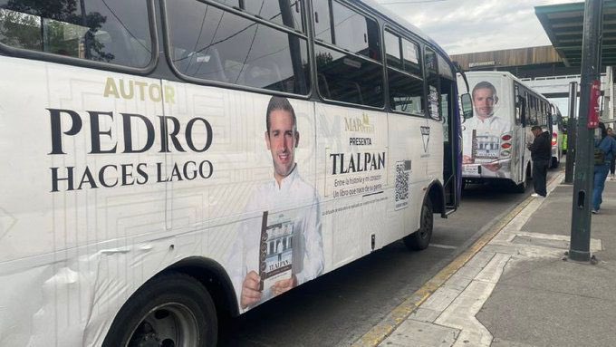 LectorHistoria's tweet photo. Sobre las "encuestas" que privilegian que el candidato sea conocido: en Tlalpan hay que decir que el diputado @PedroHacesL (hijo del poderosísimo senador y líder sindical PEDRO HACES) está gastando carretadas en anuncios espectaculares y en los autobuses, so pretexto de un libro que, en actividades multitudinarias y con respaldo de autoridades, regala.
¿Será la manera de "ganarle" a la alcaldesa mejor evaluada de la CdMx y de verdadera trayectoria de izquierda @Gabyosoriohdz?