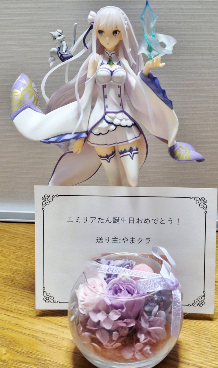 nezumiironyanko's tweet photo. 本日、9月23日はリゼロのエミリアの誕生日になります！
今年もエミリアの誕生日イベントを開催していただいているのと、今はリゼロのアニメ10周年を記念したリゼロ展もあるので、ぜひ東京へお越しの方はイベントを梯子などしてもらえると、めっちゃ嬉しいです！
アニメ四期の最中にこうした色々が重なり、本当にありがたく、楽しい限り！
エミリアたん呼びの復活と共に元気溌溂なエミリアを、今後もどうぞよろしくお願いします！　お花もありがとう！　今夜もよろしく！