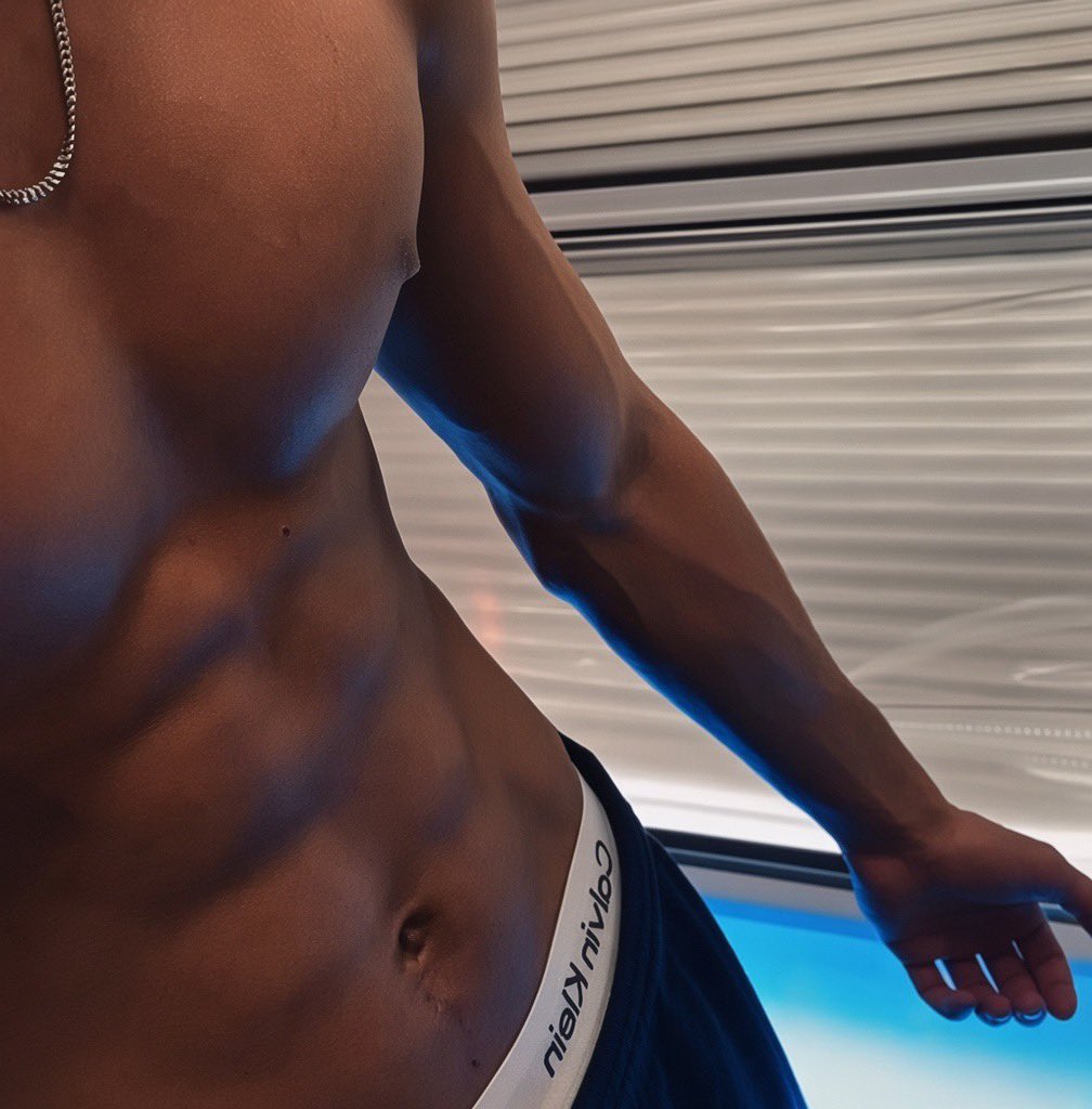 kim7kthv's tweet photo. I just got off work and I feel little crazy #gym https://t.co/QJf2yhp6gA