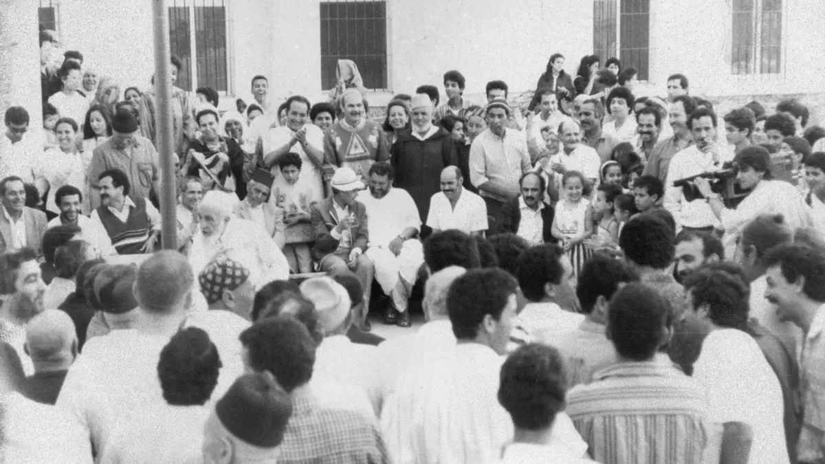 hispameme's tweet photo. @juansotoivars Pero llega el año 1986, y aquí es donde empieza el cambio. Se nos dijo que para entrar en la UE había que regularizar la situación de los residentes moros de Ceuta, que se estimaban en unos pocos miles. Pero mágicamente se convirtieron en decenas de miles y se les nacionalizó. https://t.co/xyS8bhwOY0