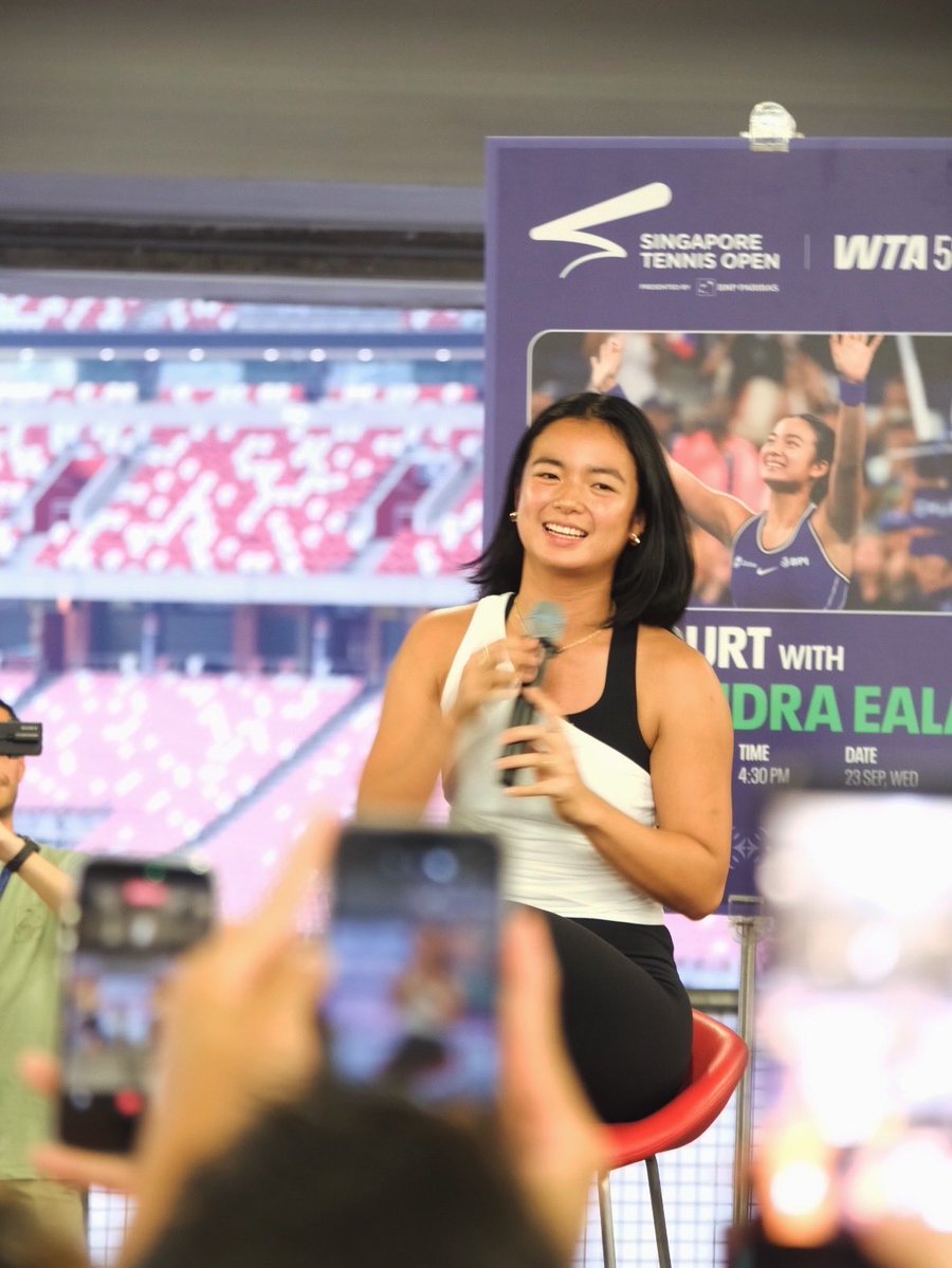 jeffcanoy's tweet photo. EALAMANIA in Singapore. 

I don’t think the organizers expected THAT many people to show up. But changing the venue at the last minute was absolutely mind-boggling.

Anyway, thank you Alex! Fighting! https://t.co/LMOd0v7W3N