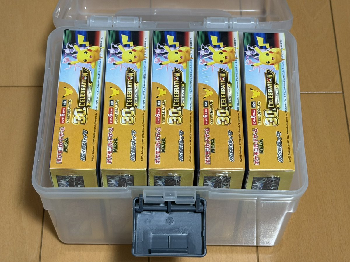 Zabi_pokeka's tweet photo. 結構紹介していますがダイソーに売っている「ストックBOX」が超オススメです‼️

安全に未開封BOXを保管することができて、価格は200円とお手頃な価格なので皆さんもぜひ試してくたさい🙆‍♂️

#ポケモンカード #ポケカ https://t.co/DvF2bLWR0b