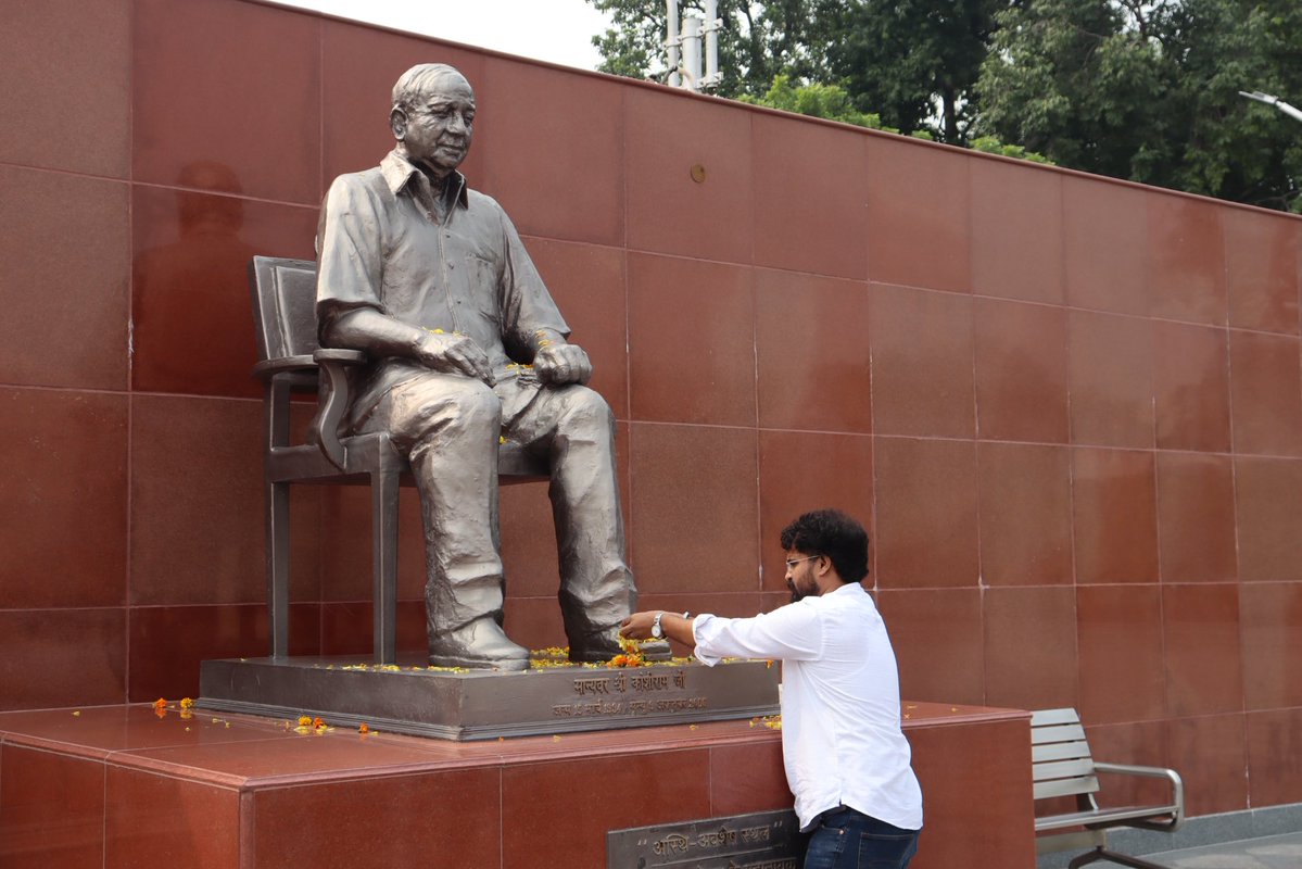 abhijatav07's tweet photo. समता मूलक संघ के प्रथम स्थापना दिवस के अवसर पर आज दिल्ली के रकाबगंज रोड पहुँचकर मान्यवर साहब कांशीराम जी की अस्थि-स्थली पर श्रद्धापूर्वक नमन किया।

साहब कांशीराम जी सामाजिक परिवर्तन के उन महान अगुआओं में थे, जिन्होंने बहुजन समाज को संगठित होने, अपने अधिकारों के लिए संघर्ष करने और सत्ता में भागीदारी का महत्व समझाया।

आज उनके चरणों में नमन करते हुए हमारा संकल्प और मजबूत हुआ है….

सामाजिक परिवर्तन की इस अधूरी यात्रा को आगे बढ़ाएँगे और समता मूलक समाज के निर्माण के लिए निरंतर संघर्ष करेंगे।

मान्यवर साहब कांशीराम जी अमर रहें।
जय भीम | जय भारत | जय संविधान | जय समता