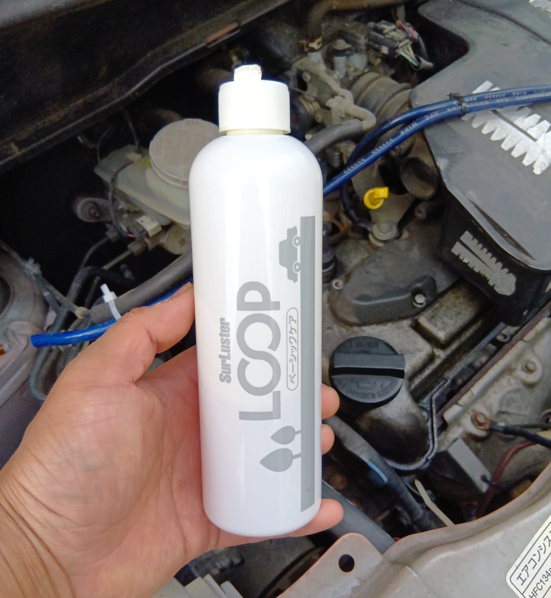 OhnoMetta's tweet photo. 累積走行距離164162kmのエンジンにオイル添加剤を。SurLusterのLOOPベーシックケアを2回目の投入。新しいオイルに添加したけど、添加前より明らかに加速感が良くなりました。金属表面に効くヤツとオイル自体を強化するヤツと使い分けして遊んでます。
#ワゴンR #MH22S https://t.co/Z9QDDvsRJF