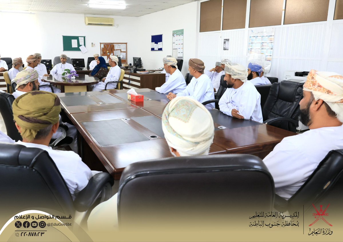 EduGovSbt's tweet photo. دائرة التقويم التربوي بتعليمية المحافظة تكرم الدكتور خليفة بن سالم الصارمي أخصائي تقويم مادة الدراسات الاجتماعية؛ تقديرا لجهوده وتفانيه وإخلاصه في تأدية مهامه الوظيفية وإكماله سنوات الخدمة.
التكريم جاء برعاية الفاضل طلال بن ناصر بن علي العدوي المدير العام وبحضور مديري العموم المساعدين وموظفي الدائرة.
#فعاليات_تعليمية_جنوب_الباطنة