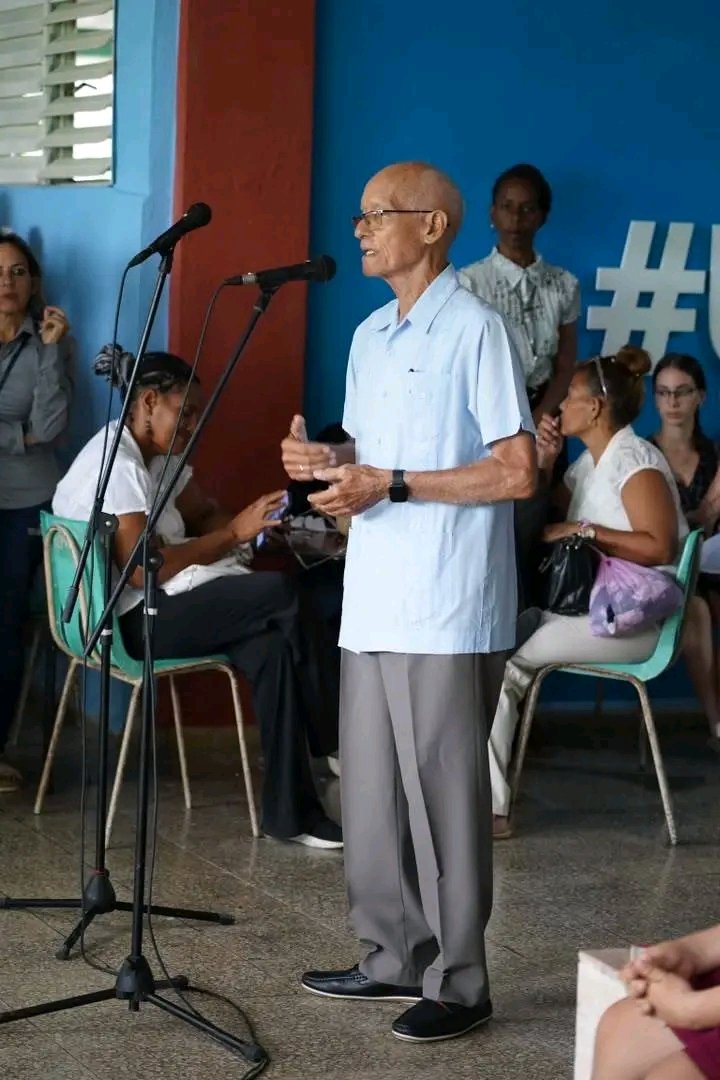 EcieComUEBSsp89's tweet photo. En el marco de la jornada por el aniversario 43 de la universidad José Martí, se realizó el intercambio "Dos Voces, una sola Historia e Identidad" , con la presencia de dos ex rectores, ambos Doctores Emérito. #SanctiSpíritusEnMarcha https://t.co/tv2Z1plmpJ