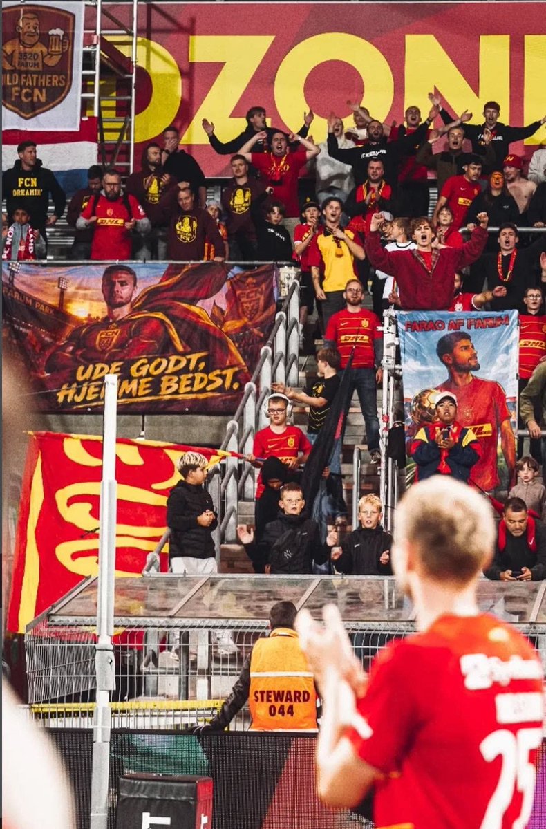 MildFathersFCN's tweet photo. Fremragende billede af Victor og hans MF banner #fcndk @FCNordsjaelland https://t.co/hC0IyLfaoy