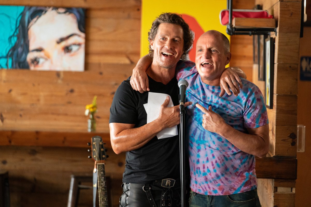 dizi_mania's tweet photo. HBO’nun sevilen serisi True Detective ile muhteşem bir ikiliye dönüşen Matthew McConaughey ve Woody Harrelson, bu defa kendilerinin kurgusal versiyonlarını canlandırdıkları bir diziyle yeniden bir aradalar: #Brothers Dizi ilk 2 bölümüyle bugün #AppleTV'de başladı.  

Woody, kızının düğün planları suya düşünce ailesini da yanını alıp Matthew’un çiftliğinde uzun bir süre zaman geçirmek için Austin’e gider. Ancak iyileştirici bir kaçamak olarak başlayan bu durum, Matthew’un annesi Ma Mac’in bir sırrı ağzından kaçırmasıyla kontrolden çıkar. Acaba on yıllardır dost olan bu ikili aslında kardeş olabilirler mi? Woody gerçeği bulmak amacıyla çiftliği altüst ederken, Matthew ise bambaşka bir kimlik kriziyle boğuşmaktadır: Teksas Valiliği için olası bir adaylık   

Dizide Holland Taylor Ma Mac rolünü üstlenirken Natalie Martinez ve Brittany Ishibashi de kadroda yer alıyor.