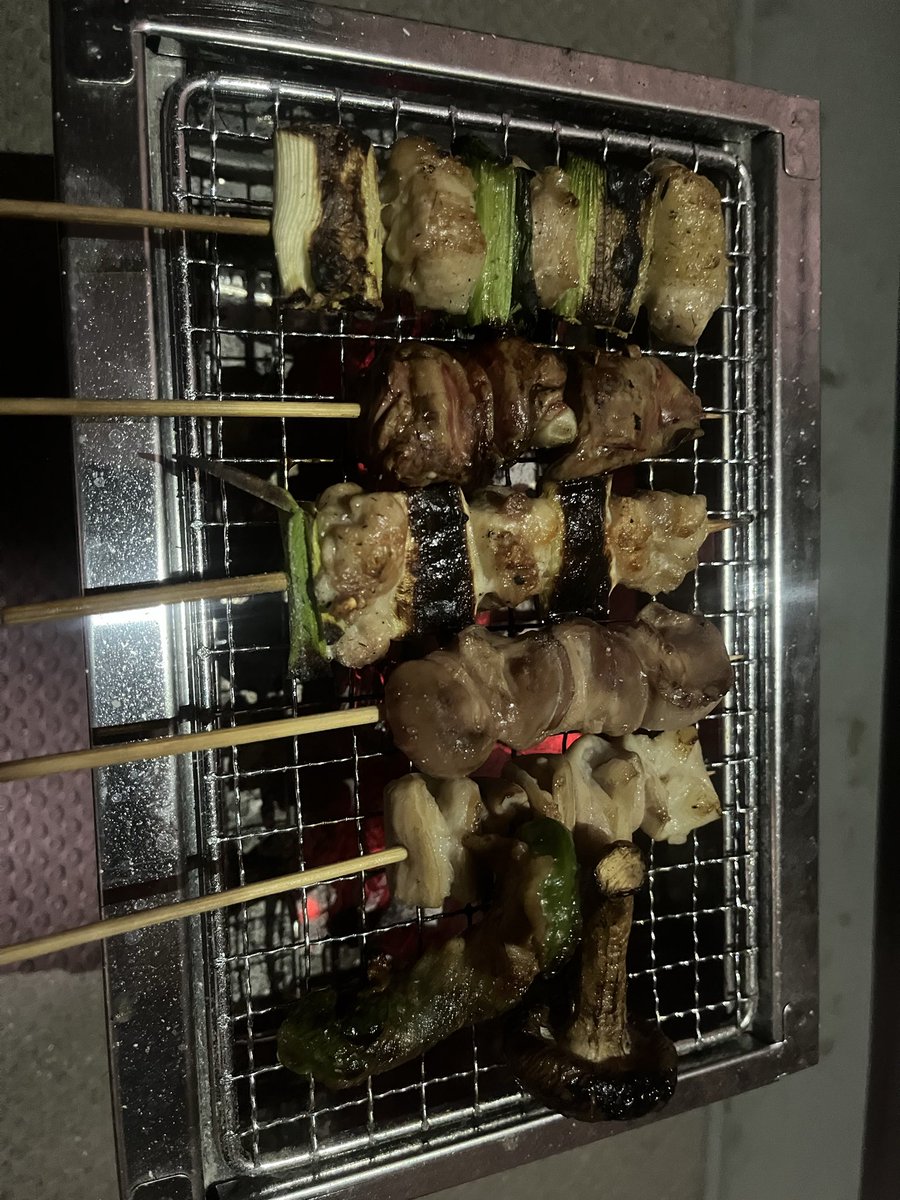 tuginalu's tweet photo. #よすがに餌付け
#とわの供物
#はらぺこみじゅグルメ
#晩ごはん
#晩酌

シルバーウィーク最終日✨
炭火焼きの焼き鳥で〆です😆

大人になったらBBQとか難しいですよねー
けど一人焼き鳥ならない問題なしです👍

な〜んか言って���悲しいけど美味しいのを食べれてサイコーです。

明日から恨めしいわ😅 https://t.co/FL5CKKhRCC