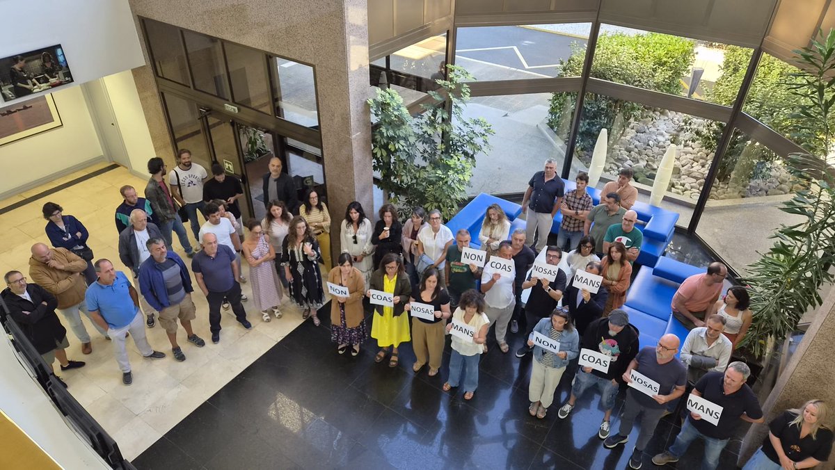 montsemontaos's tweet photo. Non coas nosas mans! Opinar non é informar! Non á manipulación! 

Concentración en CSAG convocada por el Comité ante la intolerable editorialización en los informativos de los medios públicos galegos. @PeriodistasFSC  por el cumplimiento de las leyes #PSM #EMFA https://t.co/ciNtWGzXcz