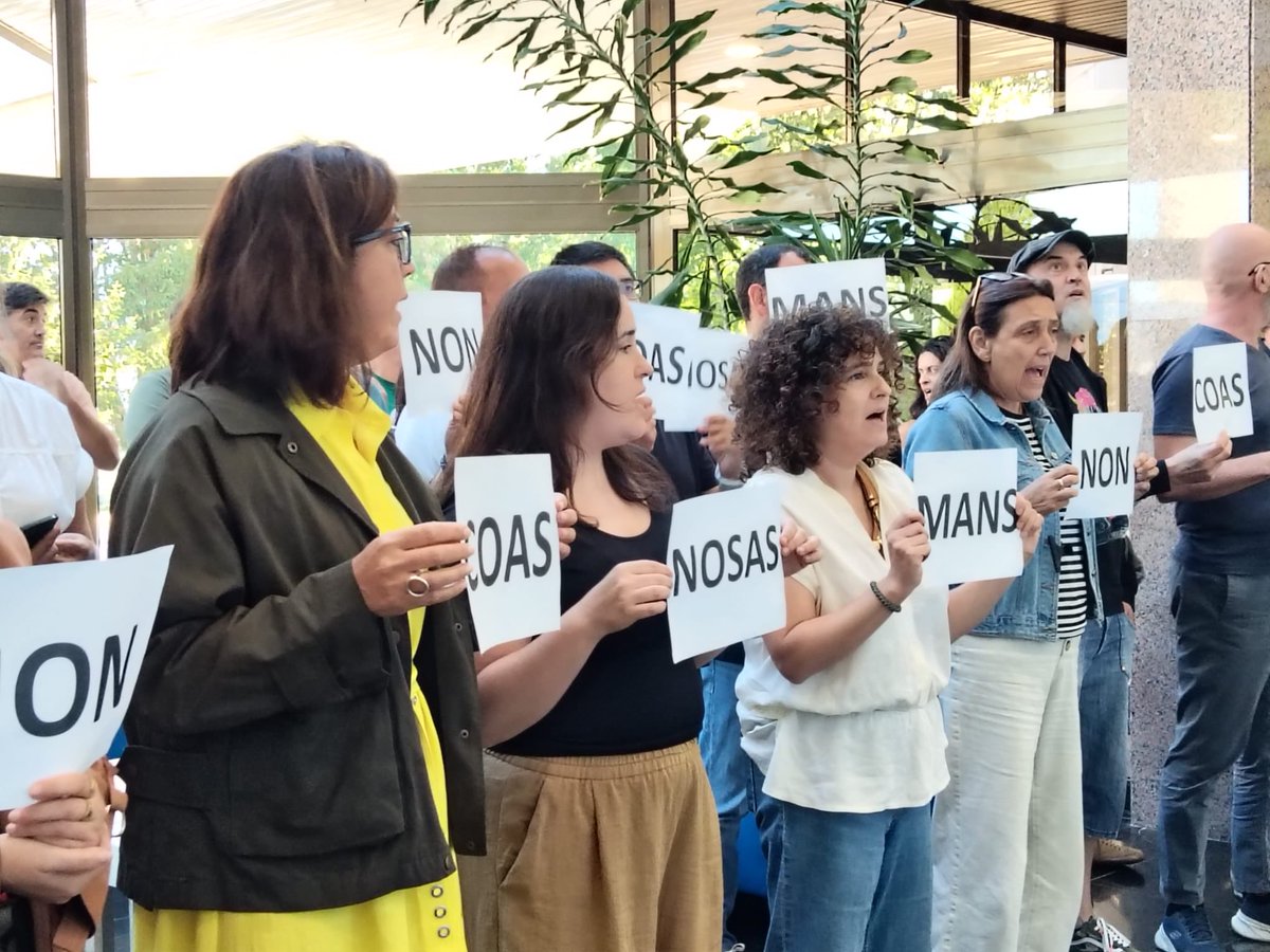 montsemontaos's tweet photo. Non coas nosas mans! Opinar non é informar! Non á manipulación! 

Concentración en CSAG convocada por el Comité ante la intolerable editorialización en los informativos de los medios públicos galegos. @PeriodistasFSC  por el cumplimiento de las leyes #PSM #EMFA https://t.co/ciNtWGzXcz