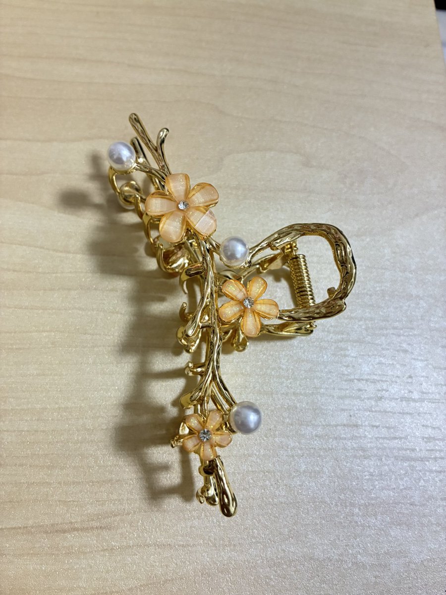 shimashima248's tweet photo. 可愛いヘアクリップを買ってしまった😳
（550円！）
私の髪の毛量多すぎてとめるの難しい笑 https://t.co/9rmIUSAtuy