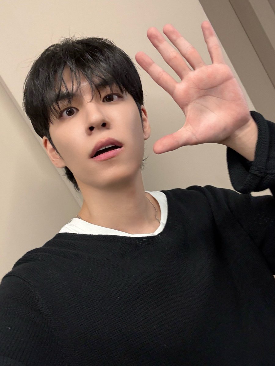 day6official's tweet photo. [ #DAY6_BEHIND ]

My Day〰️ 연휴 전 수요일엔 유행쇼 보고 필 받으이소 ♡

#DAY6 #데이식스
#원필 #WONPIL
#허경환 #유행쇼 https://t.co/jGy5NnPFAC