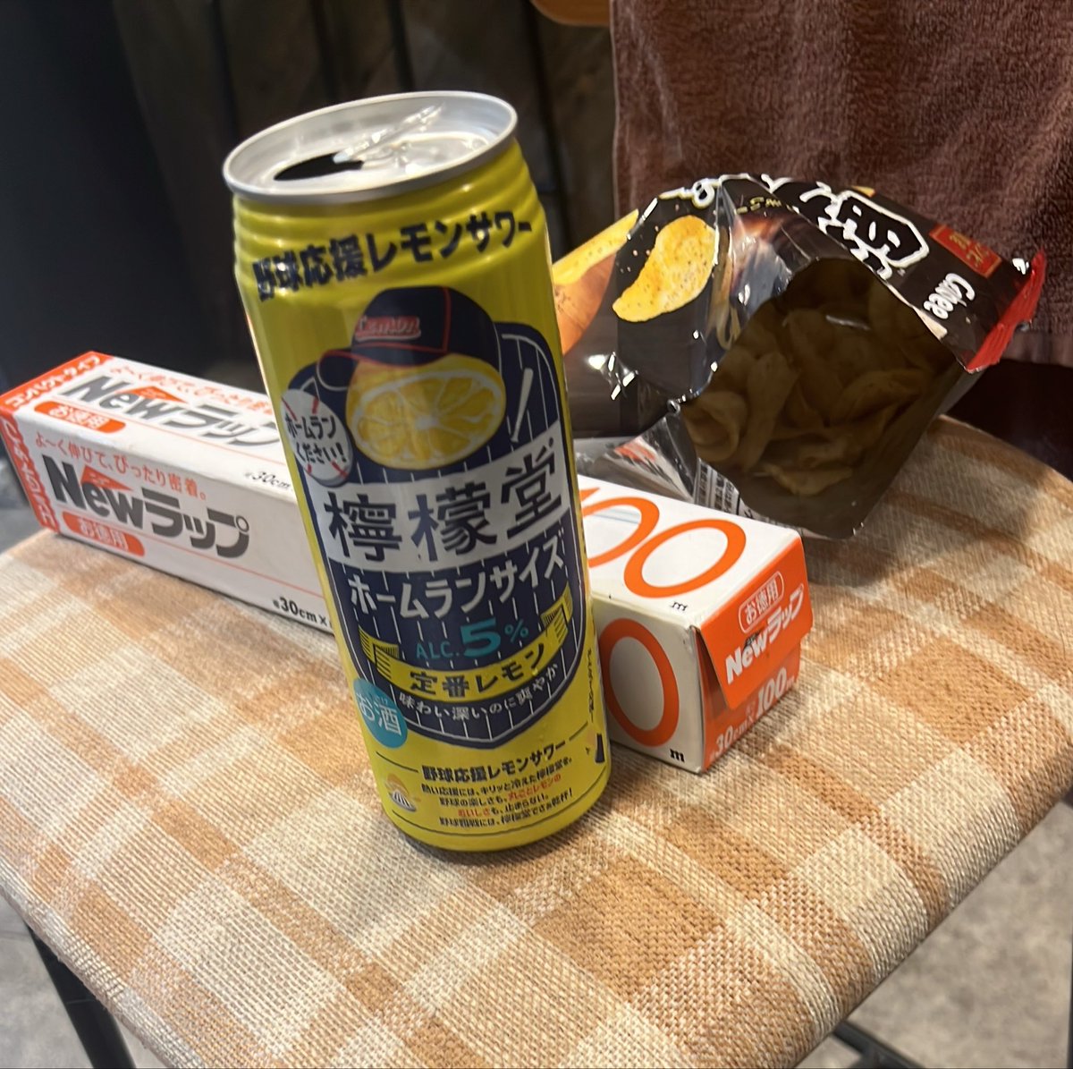 waiwaitop4's tweet photo. 店長がお酒とお菓子奢ってくれた…神ですか。ありがとうございます… https://t.co/qt5Lupz3l2