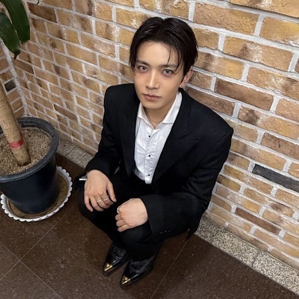 cuddlyheeseung's tweet photo. how he makes himself look so small when he's around 185cm? i just want to keep him in my pocket ☹️🤏🏻 https://t.co/iYvOTrhmTg