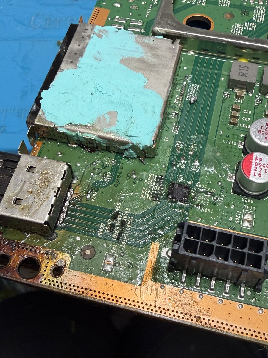 R_Y_Console's tweet photo. This repair is going to be interesting 🤔 
Xbox Series X where the owner had tried to replace the HDMI port himself. https://t.co/2gL0OevcDd