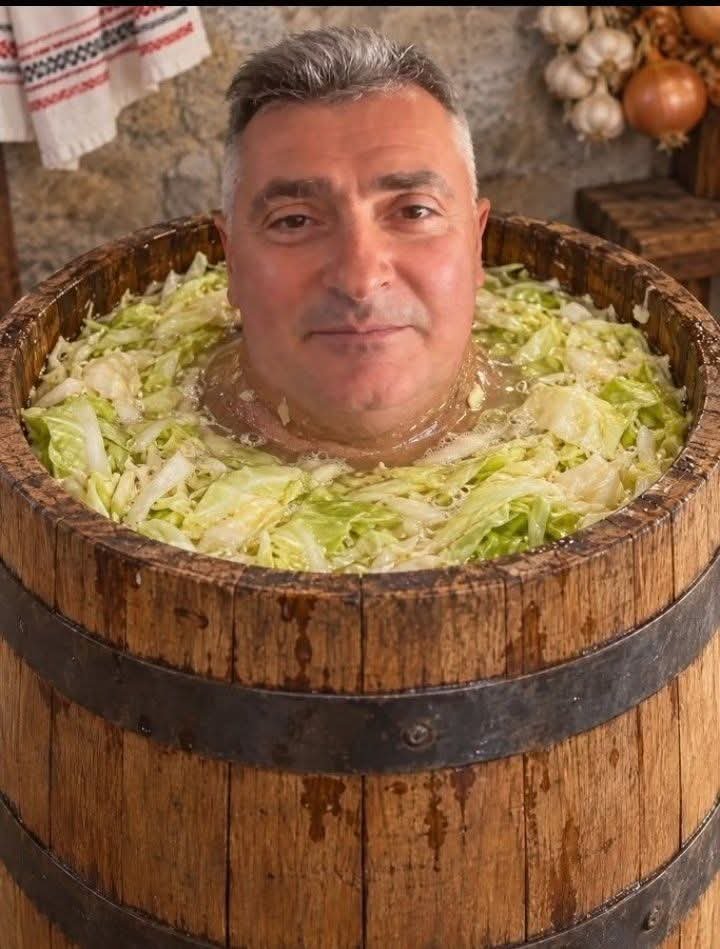 zvucnipop's tweet photo. Jesen stiže,  kupus se  kiseli,  kamen je spreman,  tamo mu je i mesto.😂😂😂😂 https://t.co/Mp3dJSpk4n
