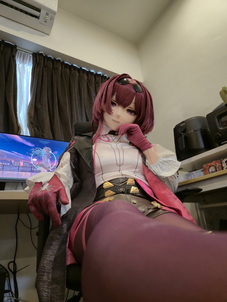 Meteor_Kig's tweet photo. Well well well, look how the tables have turned. 
Now you're the one on the ground.

🎭:@samon_ii
📸:@Kyores_kig
#kigurumi #着ぐるみ #kafka #卡芙卡 https://t.co/BOwmCFZFdc