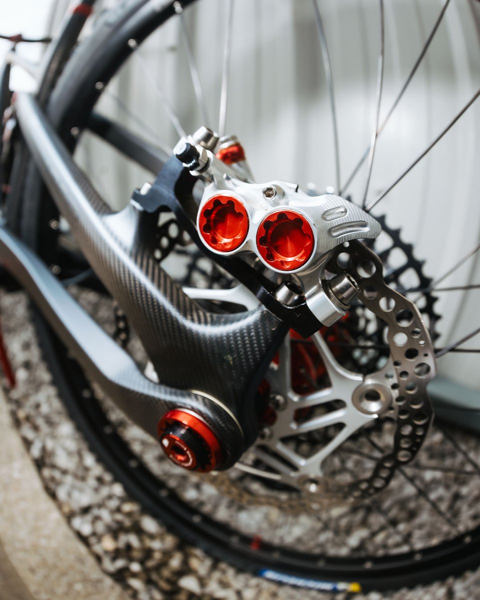 Hopetech's tweet photo. HB912 through the fisheye.
Raw carbon, red and silver. A combination that just works. 🔴⚪️

And it’s all made right here in Barnoldswick. From carbon layup to finished frame.

📸 @craigrobinson_photo
#bikecheck #ukmade #hopetech https://t.co/V33gte4RKh