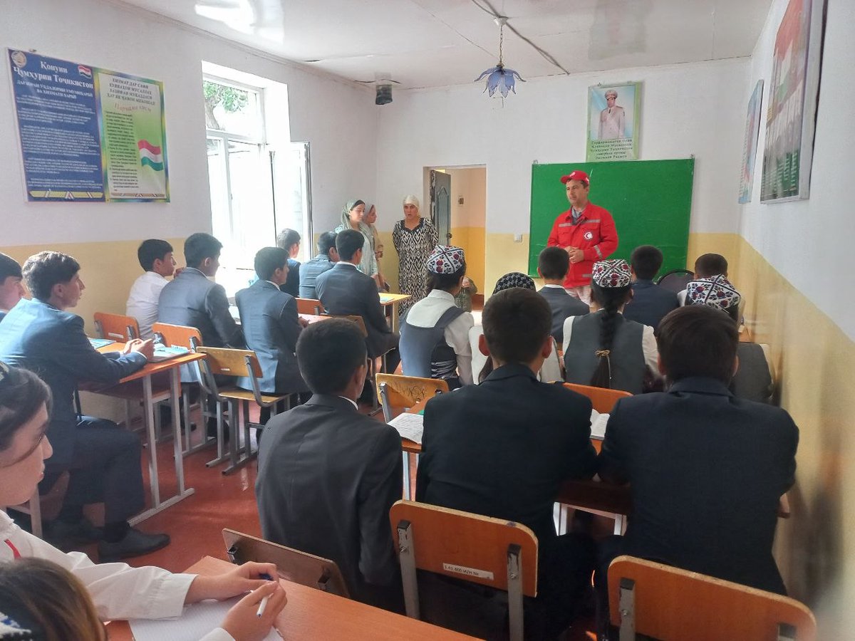 TajikistanC's tweet photo. Today by the @redcrescent_tj organized dissemination cessions in high school #7, Shaftimijgon village of Varzob district for more than 60 schoolchildren and teachers.
Nodir Aminzoda made a presentation on RC/RC Movement, principles, Emblems and @redcrescent_tj activities. https://t.co/laNml5dl70