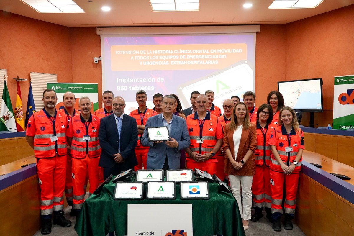 antoniosanz's tweet photo. 📲 La información sanitaria debe estar allí donde está el paciente.

En octubre, todos los equipos del @061emergenciand y los equipos móviles de urgencias de Atención Primaria contarán con nuevas tablets para consultar la Historia Clínica Digital del paciente durante la asistencia.

Y antes de final de año llegarán por primera vez a los equipos movilizables de urgencias de Atención Primaria. 

📲 850 dispositivos
💶 Casi 3 M€ de inversión

Más tecnología para nuestros profesionales. Más seguridad y continuidad asistencial para los pacientes.