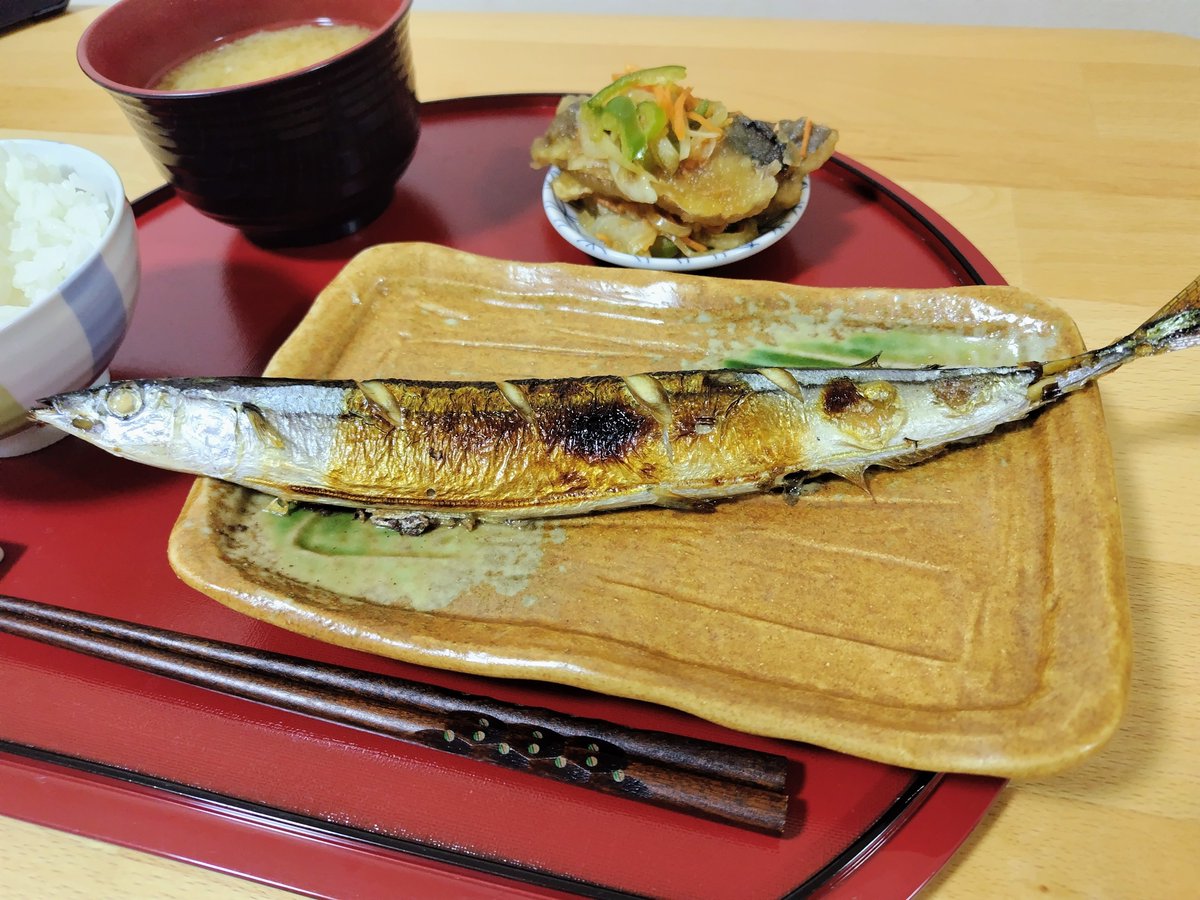 p5bzc0's tweet photo. 今日の夕飯は秋刀魚定食🐟

秋刀魚＋ご飯＋お味噌汁＋おかずで、ざっくり600〜700kcal

ダイエット中でも「食べない」より
食べる量やバランスを意識をしています。

#秋刀魚
#ダイエット
#料理好きと繋がりたい
#ダイエッターさんと繋がりたい https://t.co/wlg0CPxhWc